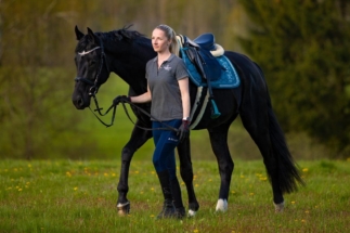 For Donero ist ein Hannoveraner Dressurpferd aus meiner Zucht. Er stammt ab von For Romance I aus der Denira von De Niro. Das Bild zeigt ihn im Alter von fünf Jahren mit seiner überaus glücklichen Besitzerin. Er ist einfach ein Traumpferd. Fünfjähriger Hannoveraner Dressurwallach For Donero von For Romance I mit seiner Besitzerin